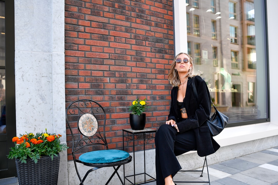 The Unassuming Power of the Linen-Cotton Blazer: Your Ultimate Transition Layer for 2026