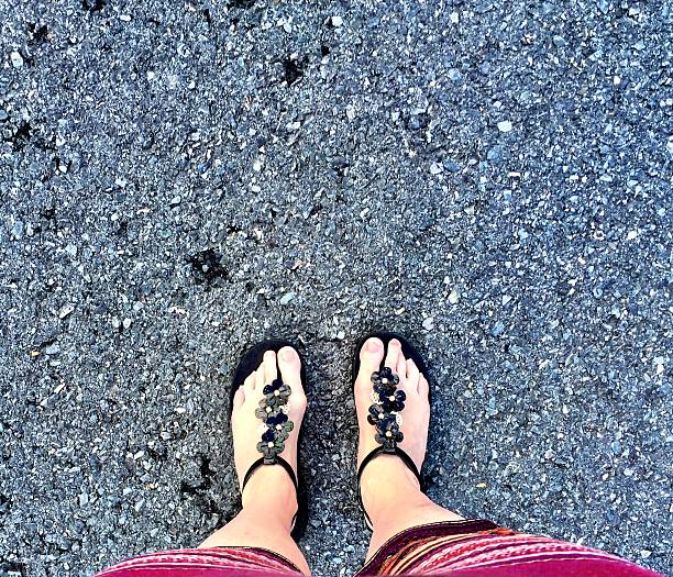 The Barefoot Sandal Comeback: Why Your 2026 Summer Wardrobe Needs That “Almost Nothing” Vibe